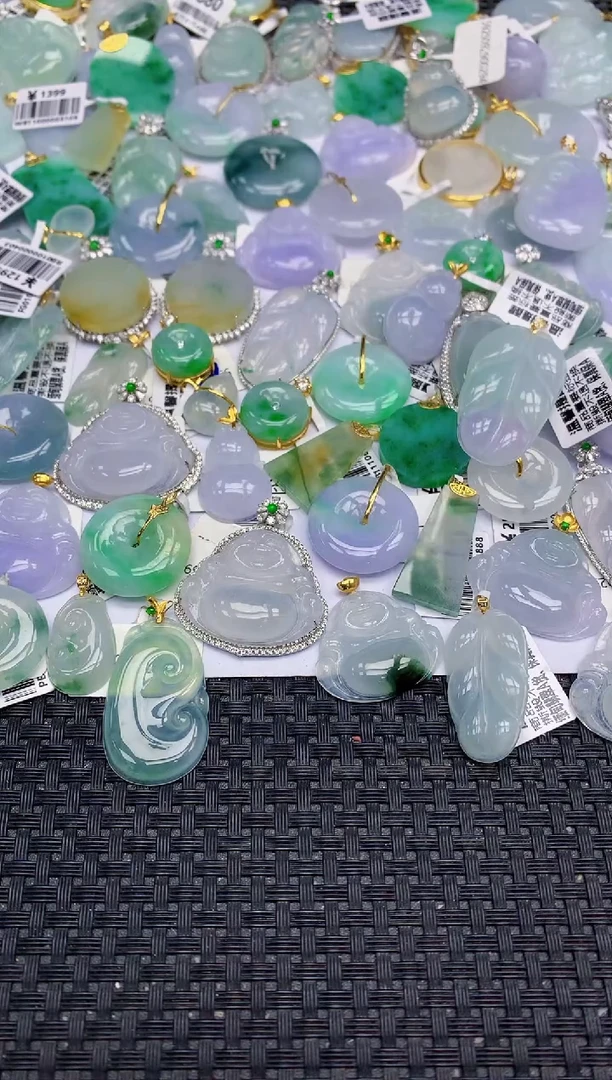 颈饰18K金镶嵌翡翠   天然翡翠A货  百元以上9米证书费自理