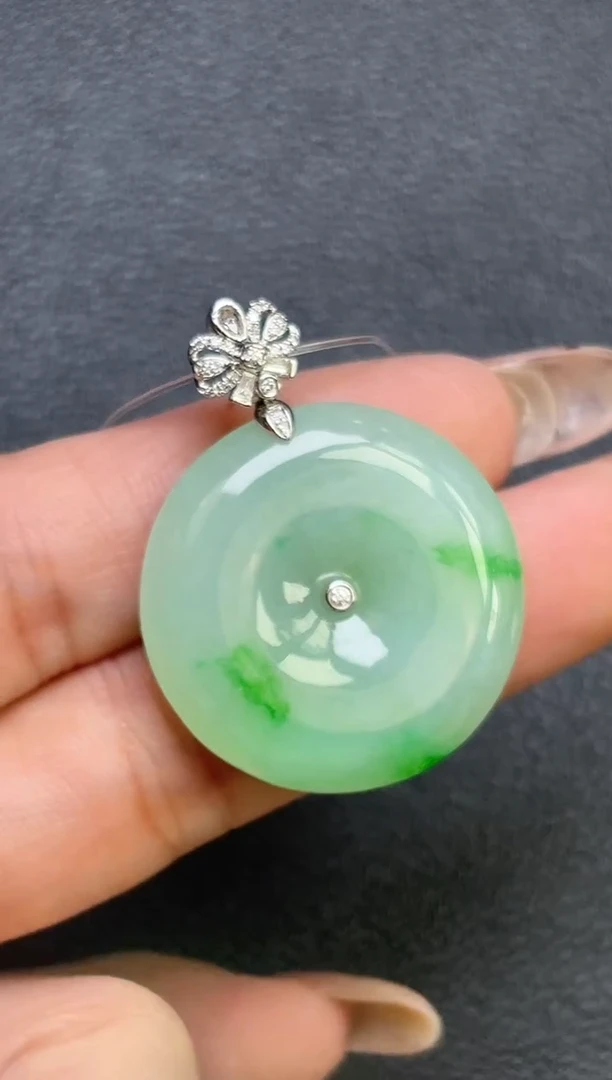 颈饰18K金镶嵌翡翠平安扣