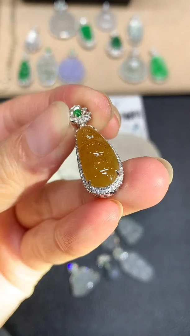 颈饰18K金镶嵌翡翠福豆【无服务费