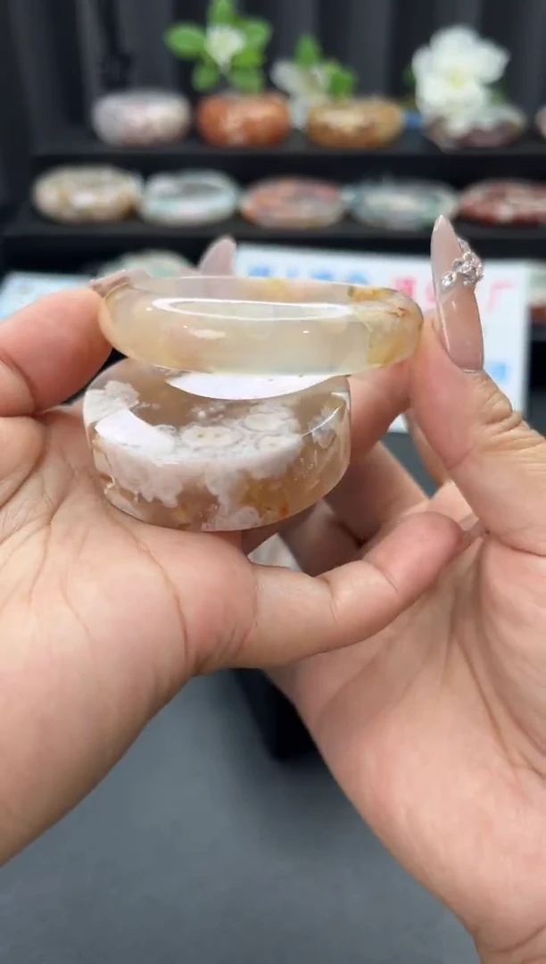 未镶嵌手镯石英质玉（52-53圈口）赠送镯心 无证书