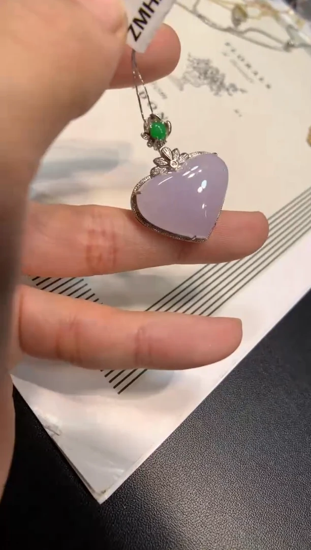颈饰18K金镶嵌翡翠爱心