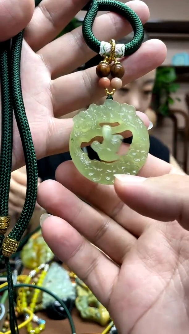 未镶嵌岫玉吊坠`