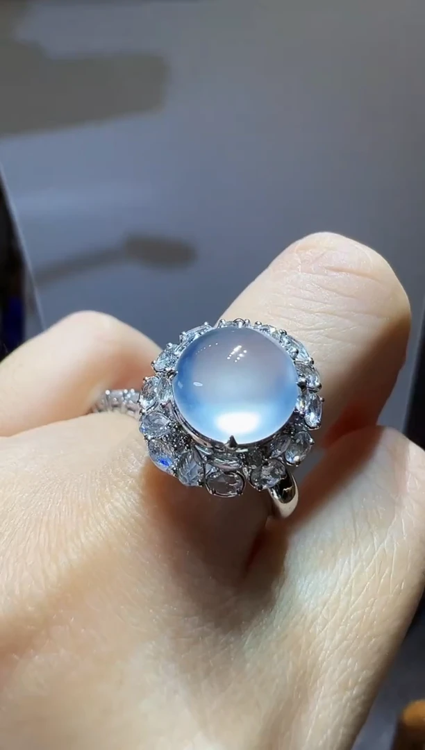 18K金镶嵌戒指翡翠蛋面