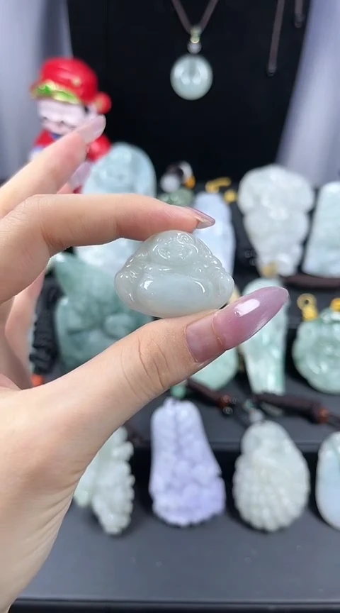 翡翠未镶嵌颈饰大肚佛