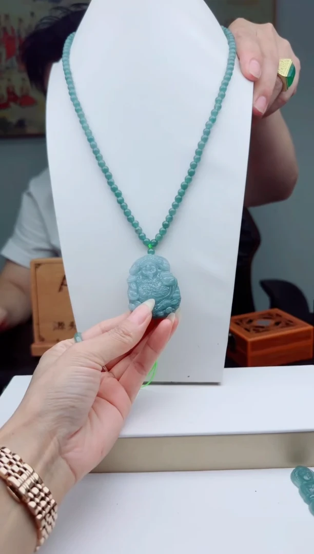 翡翠未镶嵌颈饰多样性发其一