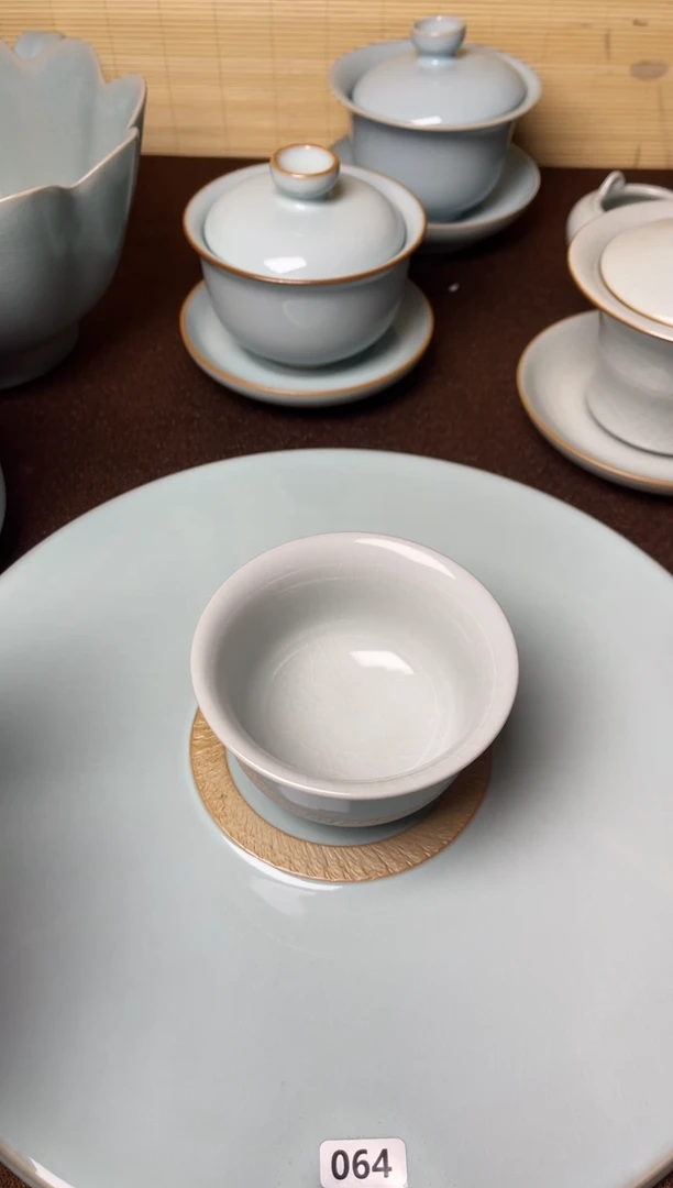 一品一价-微微瑕云雾月白釉纯手工支钉压手杯