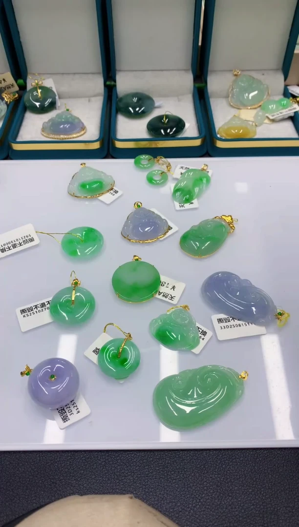 颈饰18K金镶嵌翡翠翡翠