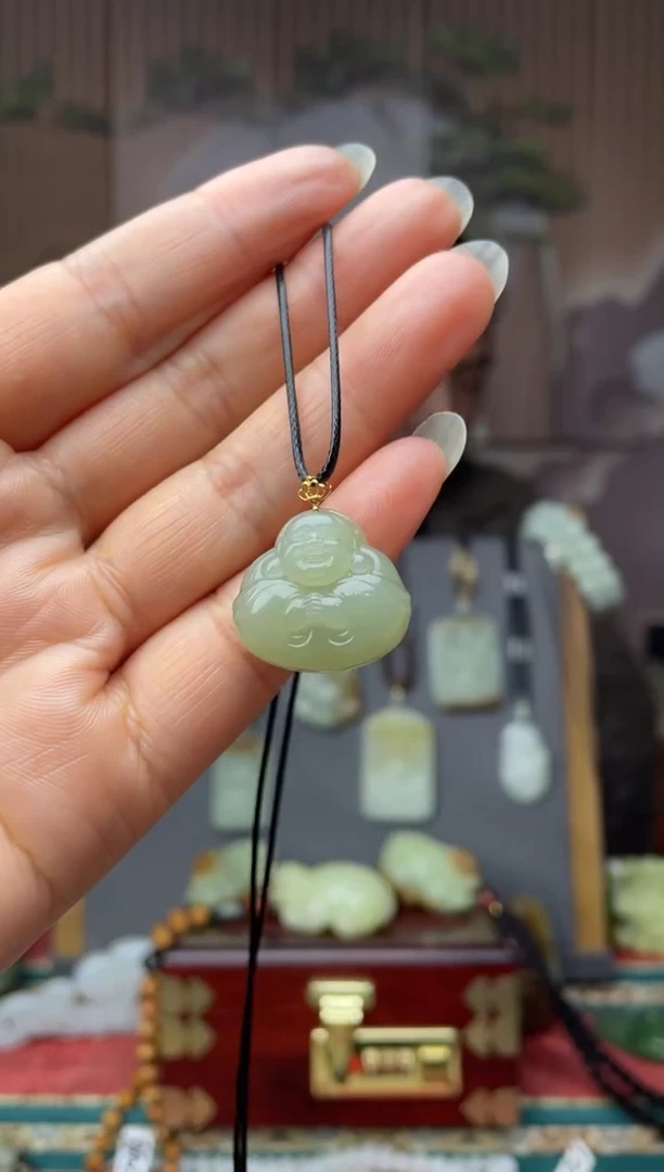 18K金镶嵌和田玉挂件拍一发一