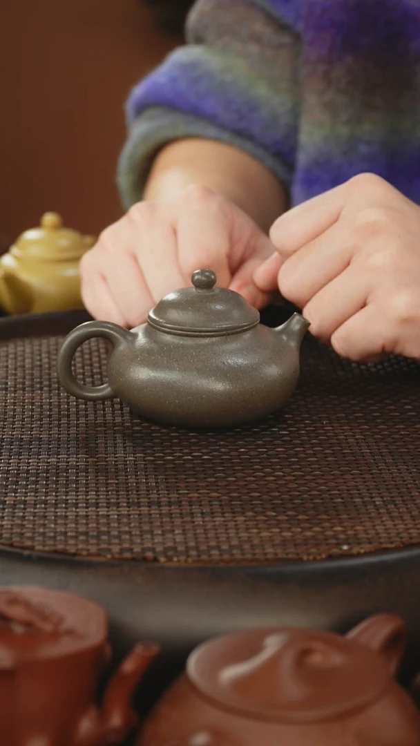 茶壶紫砂容天 蟹壳青