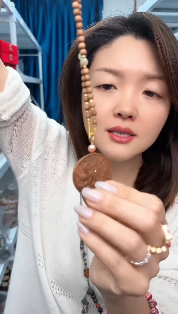 【闪购商品】檀香木吊坠老山檀圆凤九牌毛衣链一条