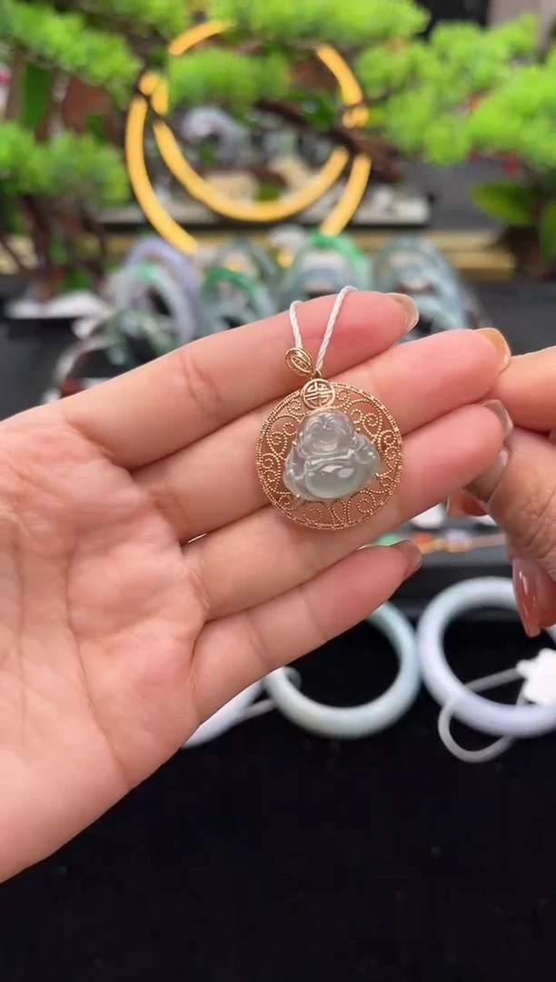 颈饰18K金镶嵌翡翠吊坠