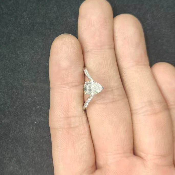 【合成/培育】18K金培育钻石女戒V形水滴