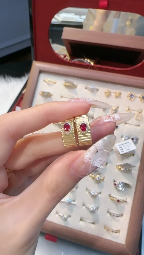 【闪购商品】红宝石耳饰18K金镶嵌条纹红宝耳拍