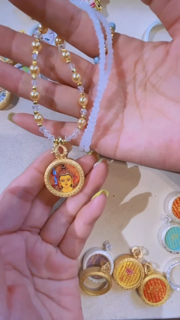 吊坠文殊圆形白色链子