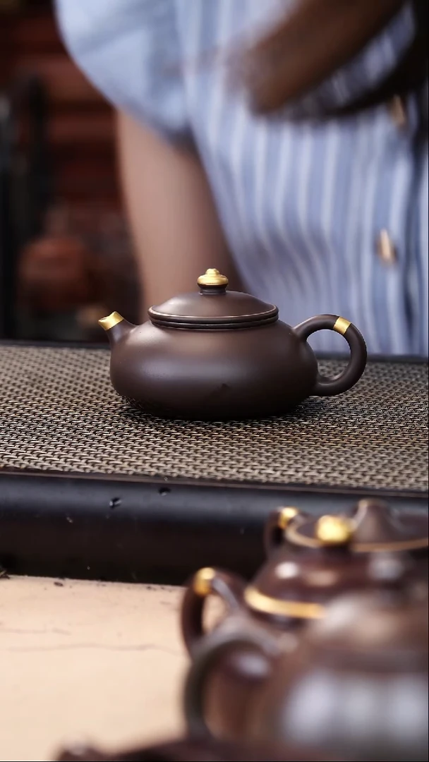茶壶紫砂四号井茄皮紫泥描金寒江130cc