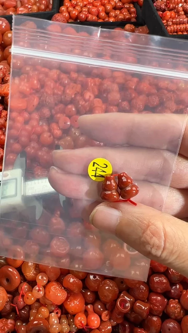 南红玛瑙未镶嵌颈饰月**生1