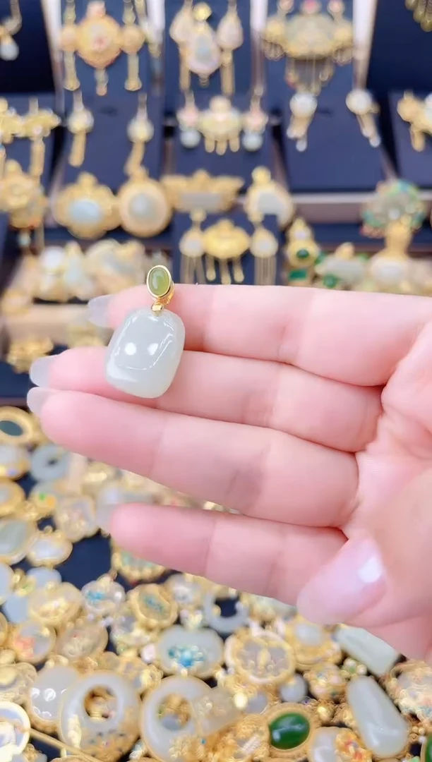 颈饰银S925镀金镶嵌和田玉小无事牌吊坠