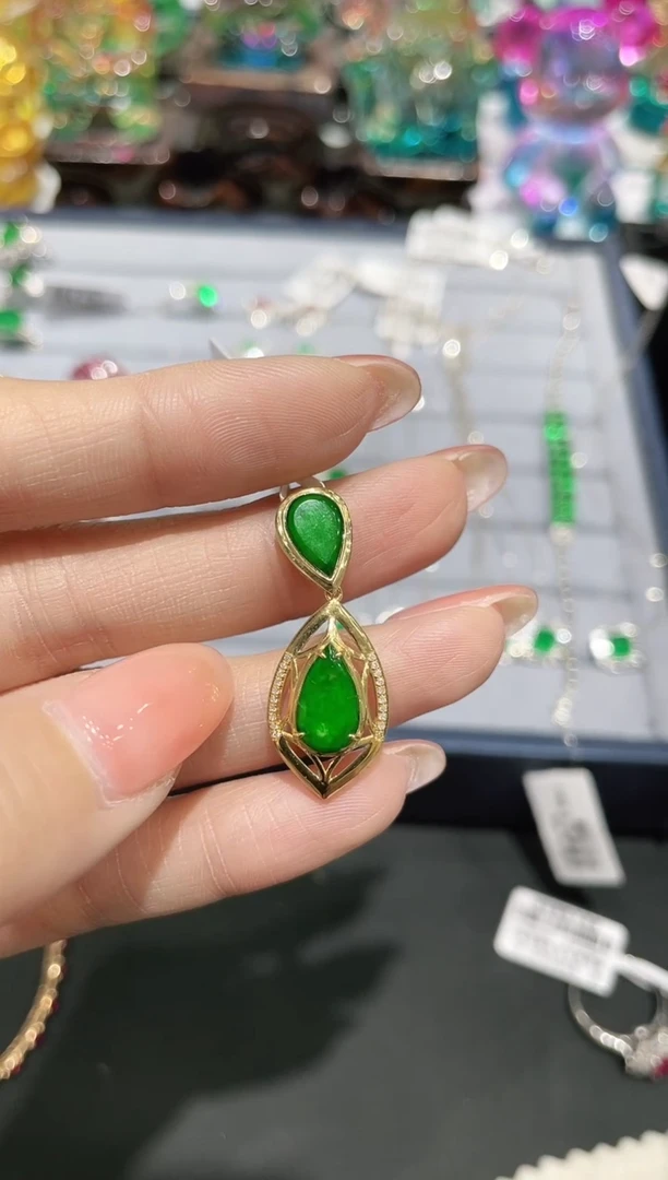 18K金镶嵌翡翠吊坠