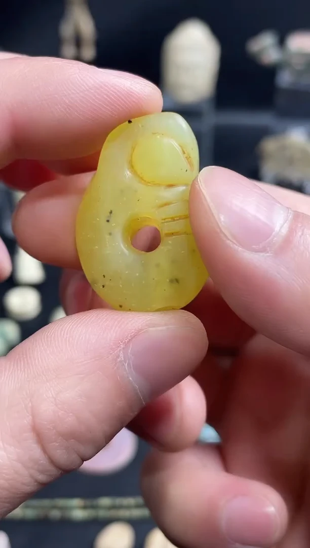 未镶嵌岫岩河磨玉（透闪石质玉）挂件1