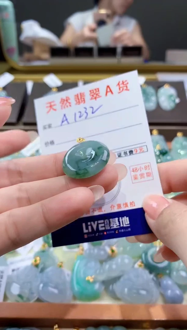 颈饰18K金镶嵌翡翠天然翡翠A货挂件