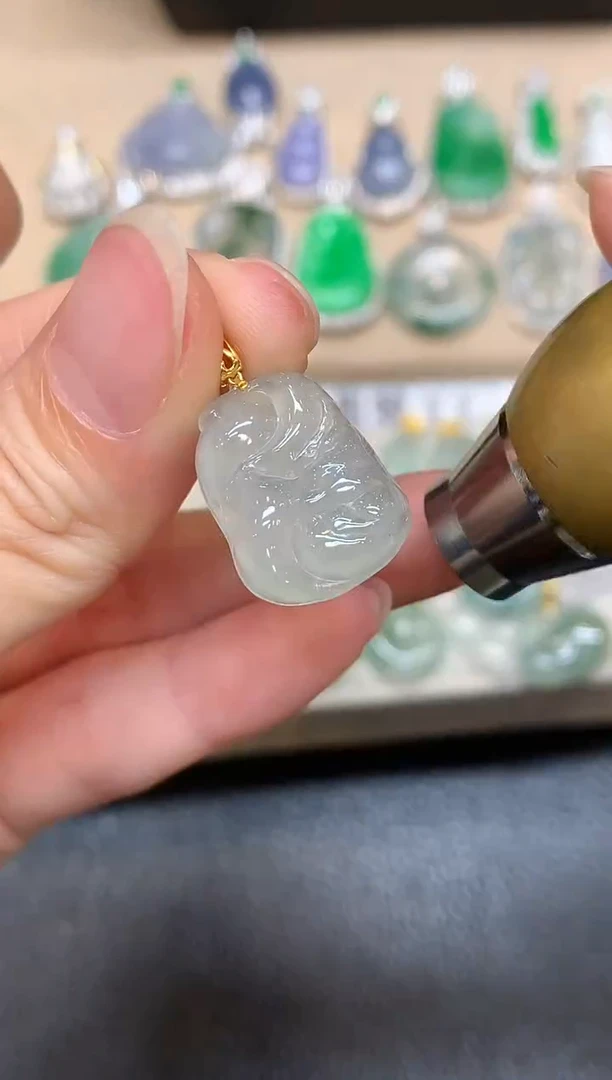 颈饰18K金镶嵌翡翠九尾狐【无服务费