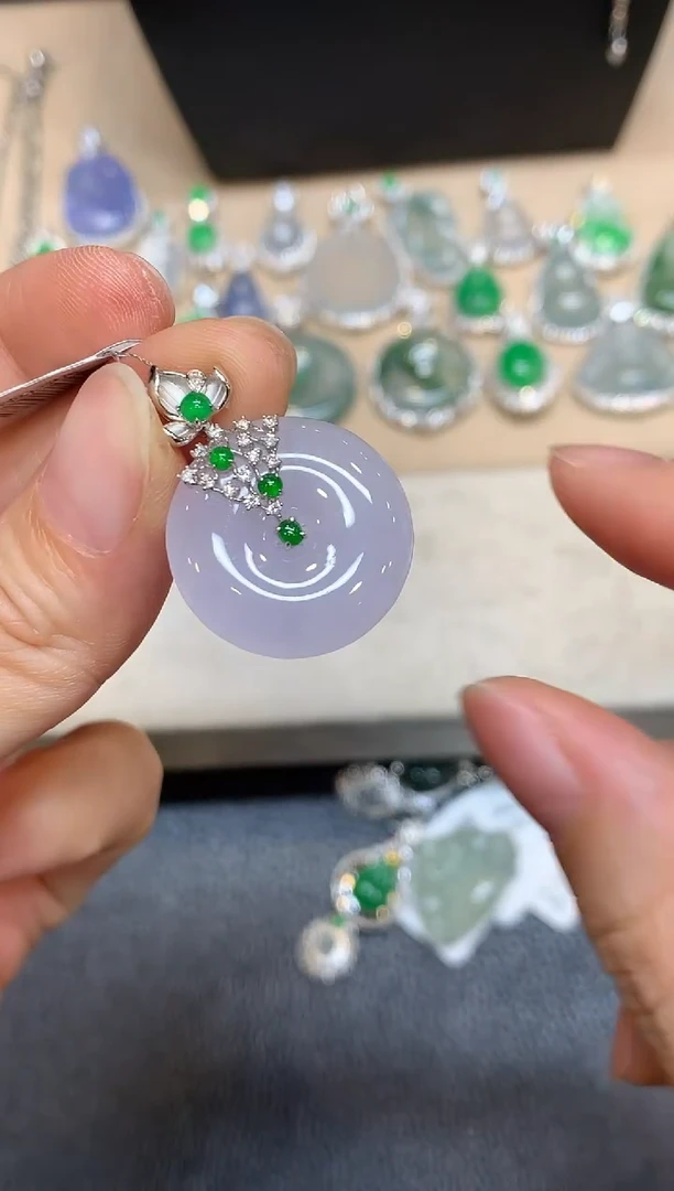 颈饰18K金镶嵌翡翠平安扣【无服务费