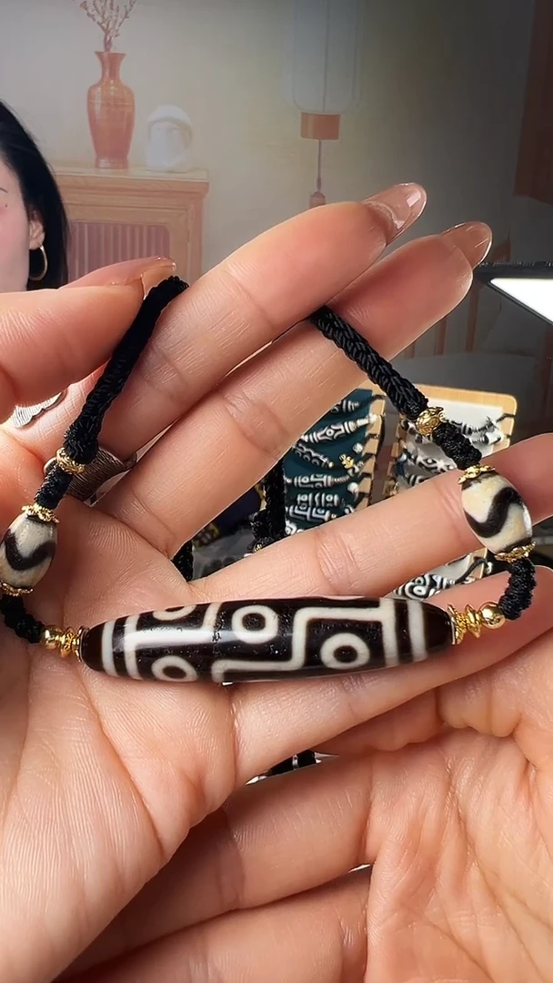 未镶嵌颈饰玛瑙/玉髓九眼