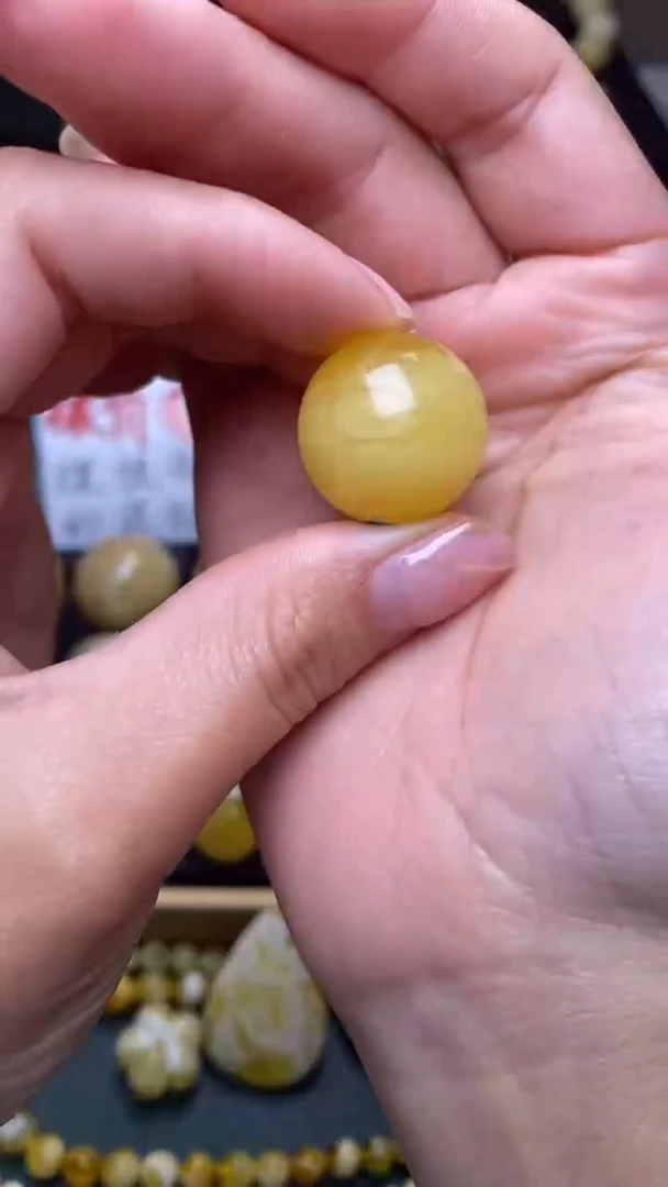 未镶嵌琥珀裸石葵. 84