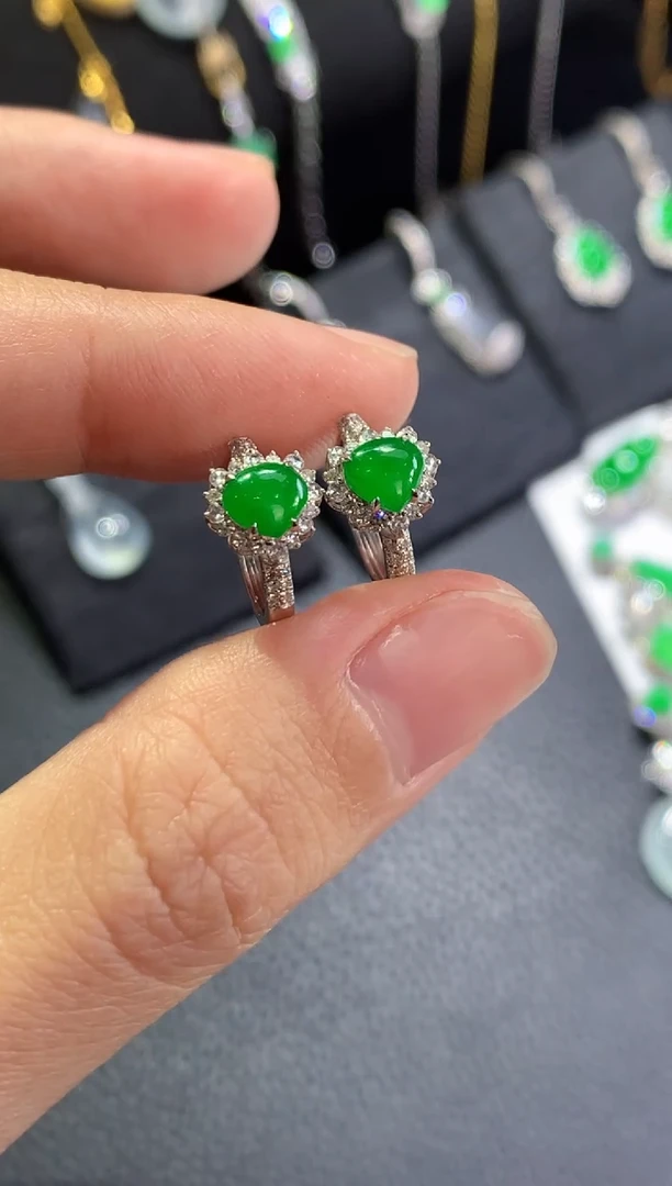 18K金镶嵌翡翠耳饰绿爱心耳包