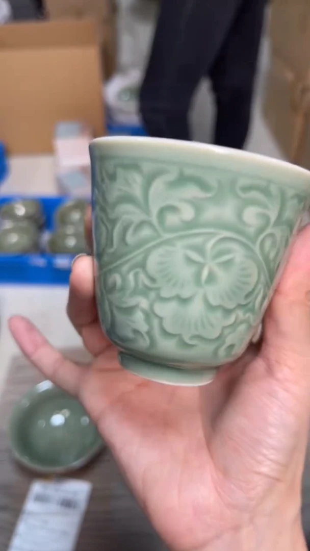 陶瓷青瓷牡丹纹隋行杯 （一个）