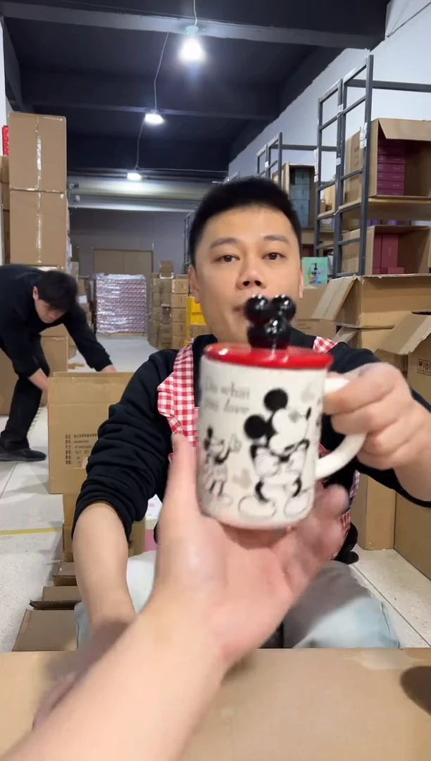 【闪购商品】杯原盒米奇手稿带盖杯