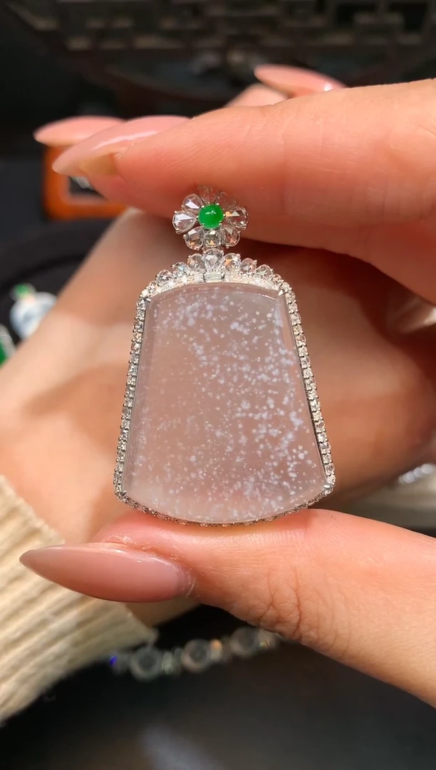 颈饰18K金镶嵌翡翠无事牌