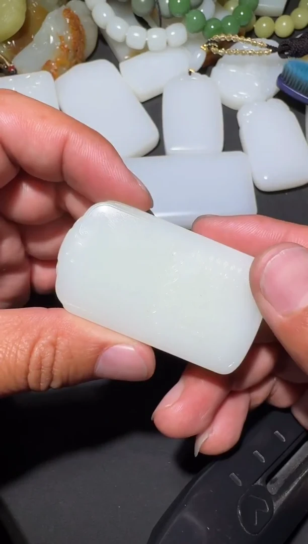 未镶嵌和田玉（糖玉）车挂和田玉