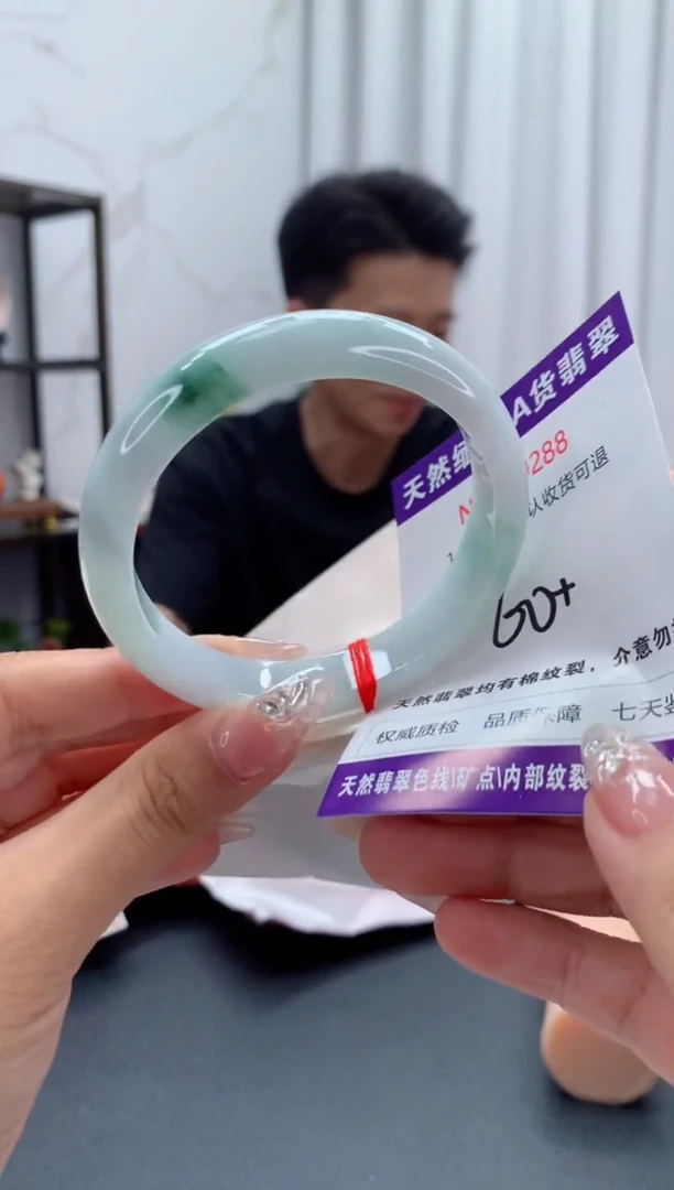 未镶嵌手镯翡翠有纹，完美者勿拍