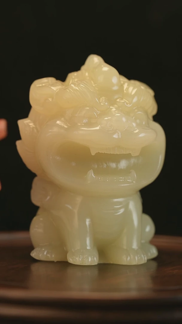 云南石竹叶青雕刻：大嘴貔貅