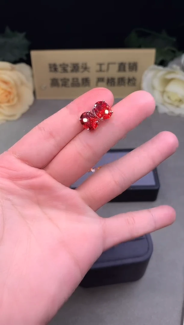 银S925镶嵌耳钉红色碧玺3333