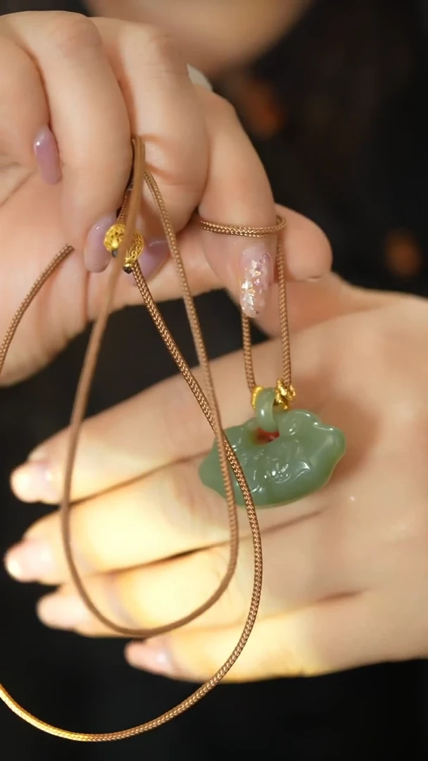 颈饰未镶嵌和田玉吊坠