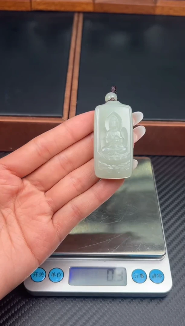 吊坠(赠链)未镶嵌和田玉且末微色差近矿吊坠