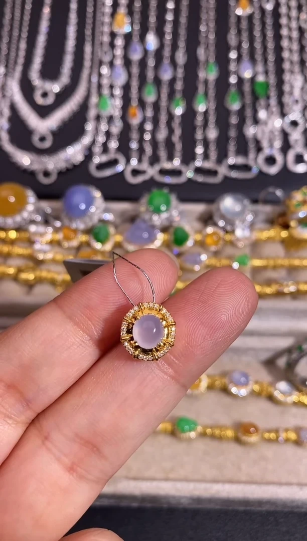 颈饰18K金镶嵌翡翠吊坠