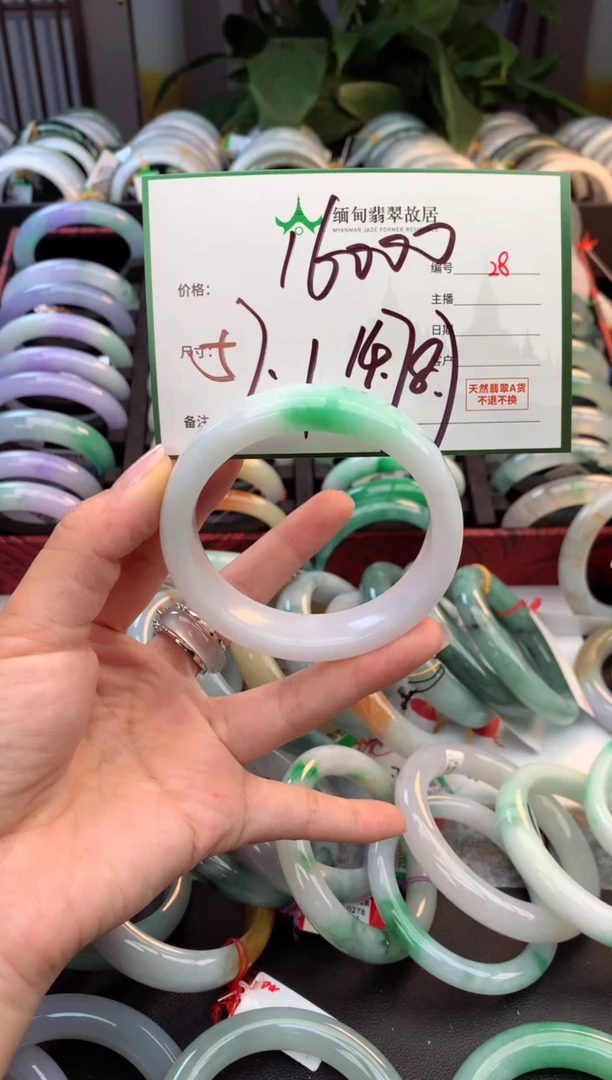 未镶嵌定制翡翠毛货需精细抛光+多人