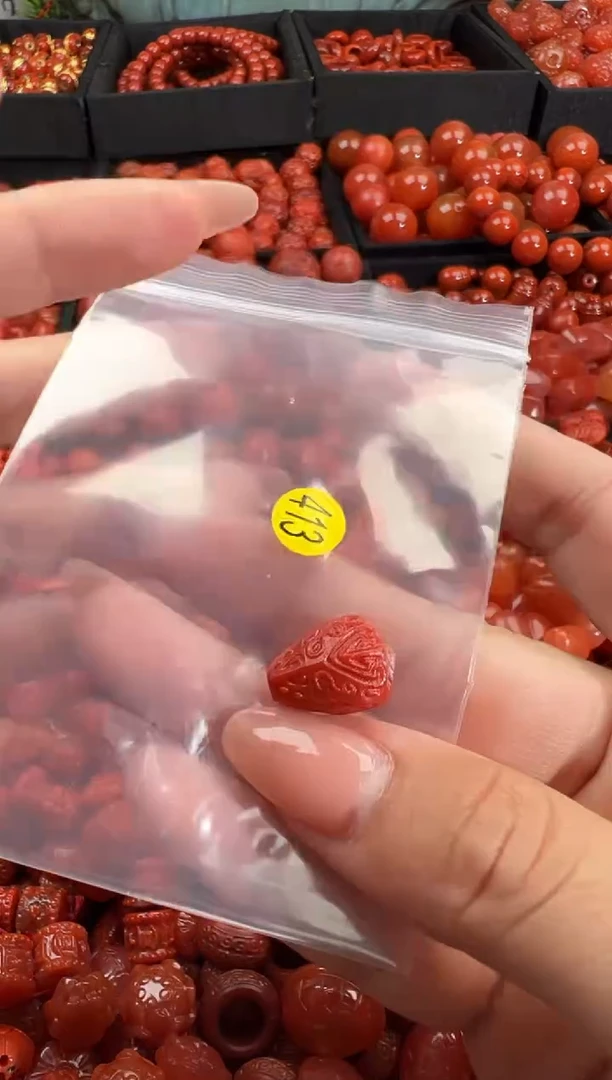 南红玛瑙未镶嵌颈饰1