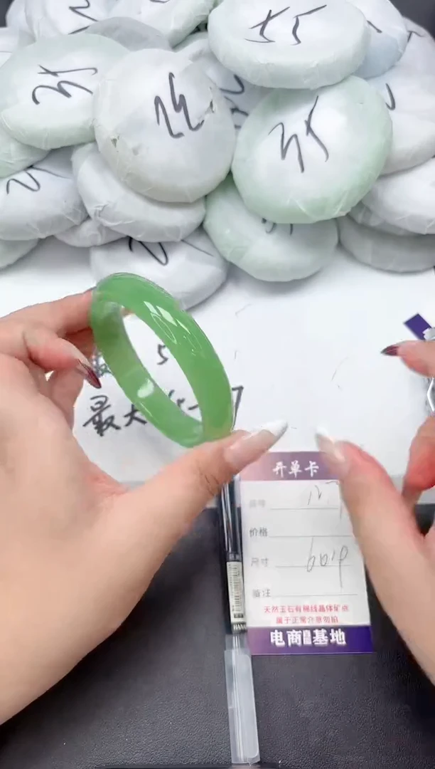 未镶嵌手镯石英质玉127-60.4