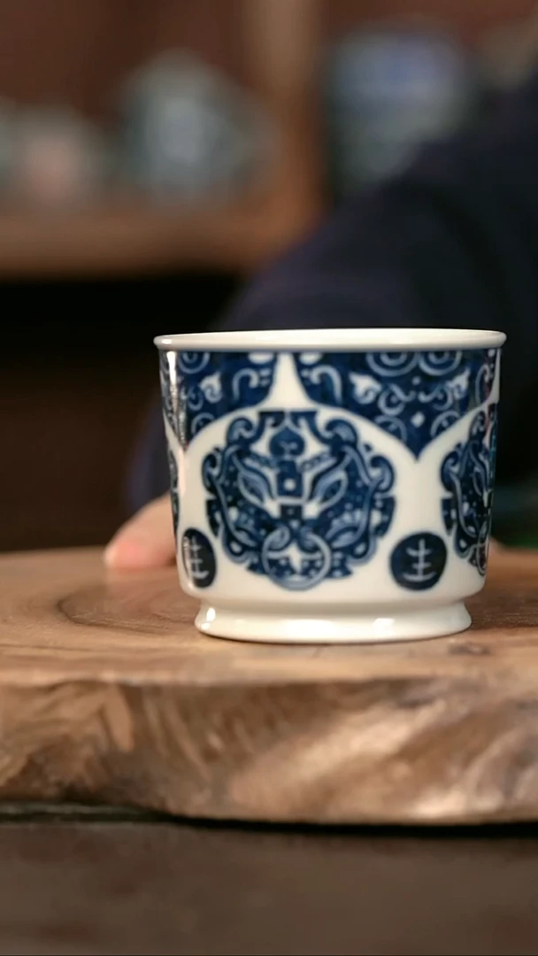 手绘手绘高温现代瓷  气  饕餮纹容天杯120cc