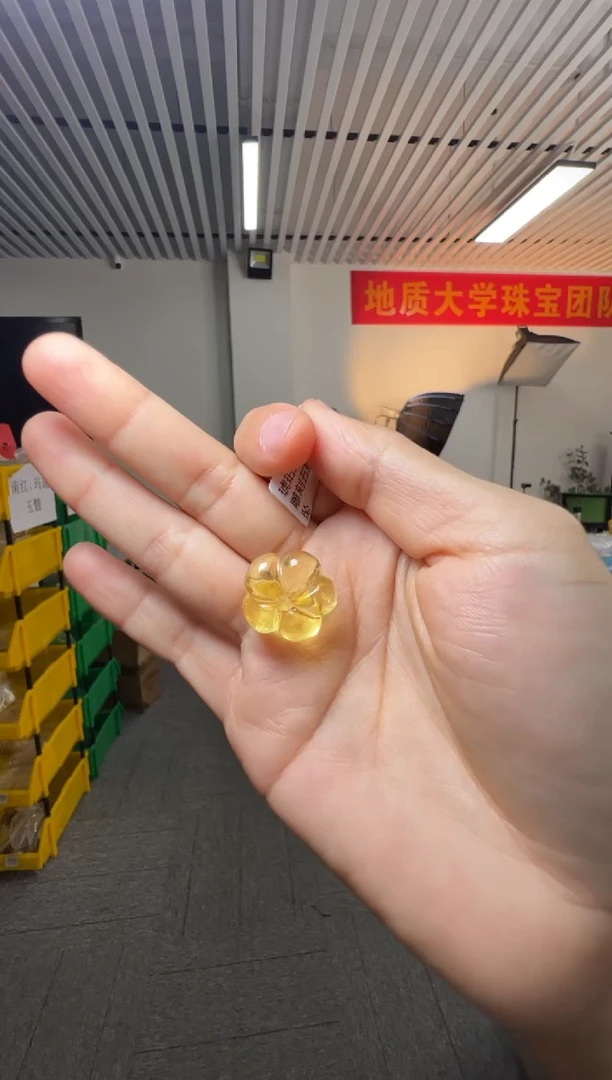 未镶嵌吊坠(不含链)琥珀琥珀蜜蜡俏色雕刻五瓣花吊坠