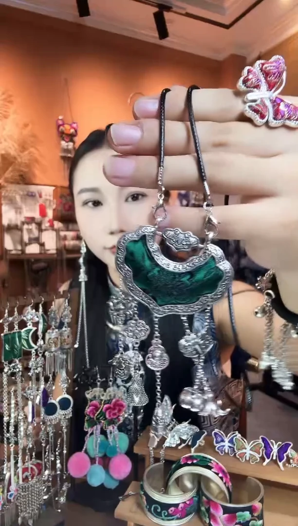 刺绣纯手工民族风吊坠