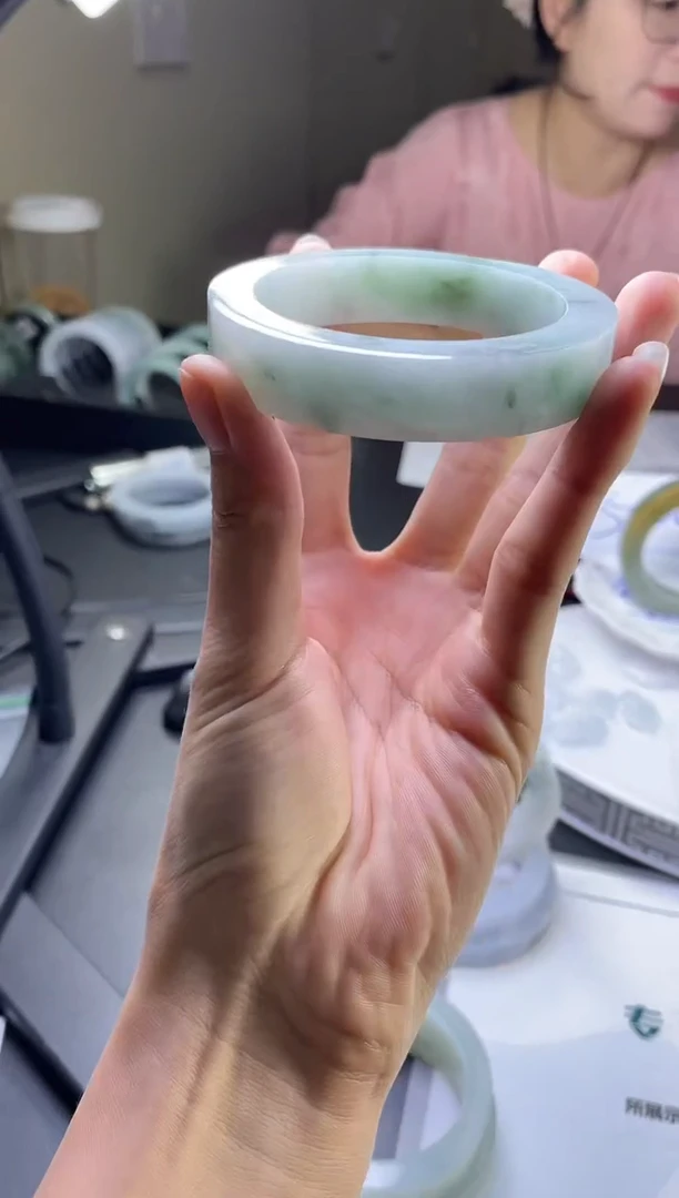 定制翡翠手镯未镶嵌是***?手镯
