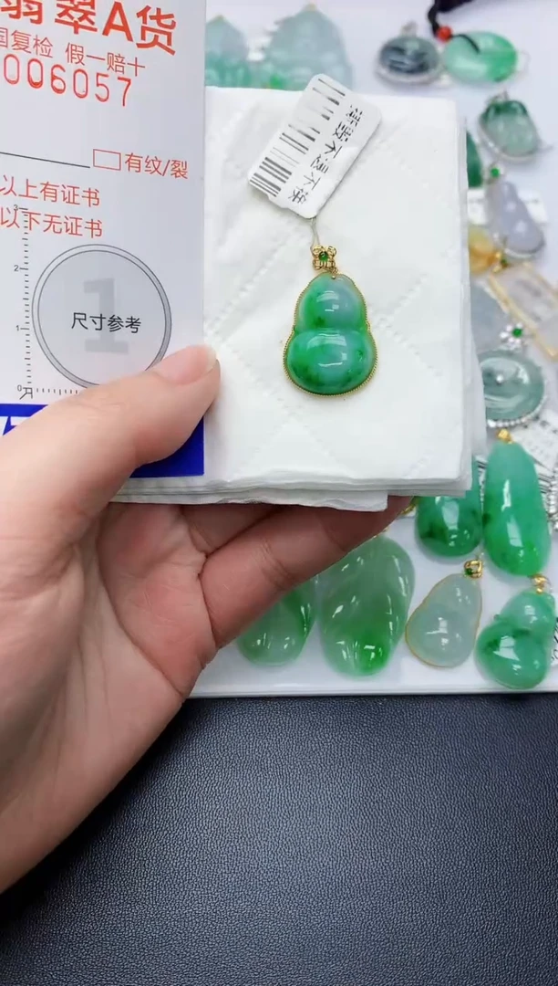 颈饰18K金镶嵌翡翠天然A货