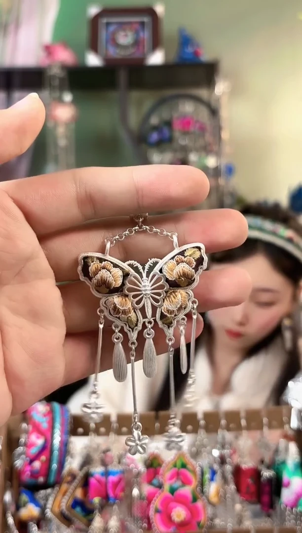 彩云南阁非遗老绣苗银饰品788