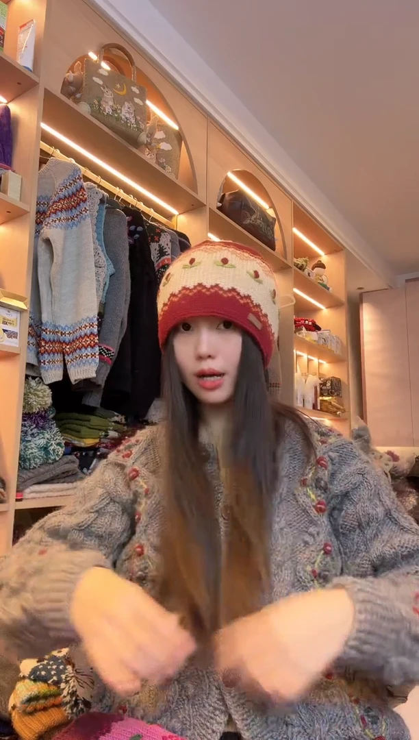 羊毛红色三叶草帽