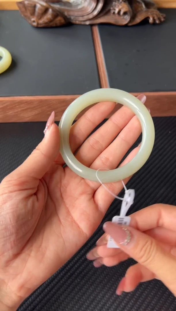 和田玉手镯未镶嵌且末微色差近矿60